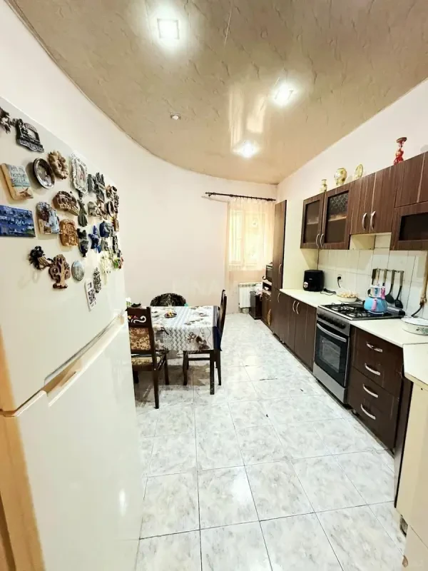 Satılır 6 otaqlı həyət evi 220 m²