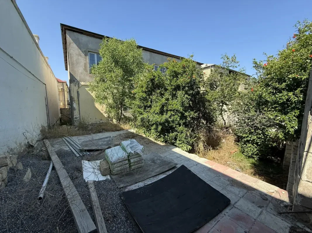 Satılır 9 otaqlı həyət evi 400 m²