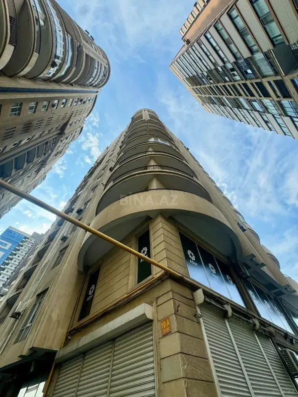 Satılır 4 otaqlı mənzil 175 m²