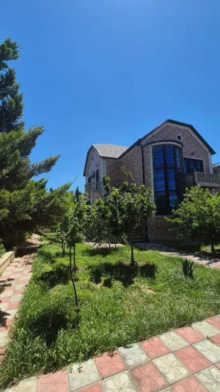 Satılır 5 otaqlı həyət evi 220 m²