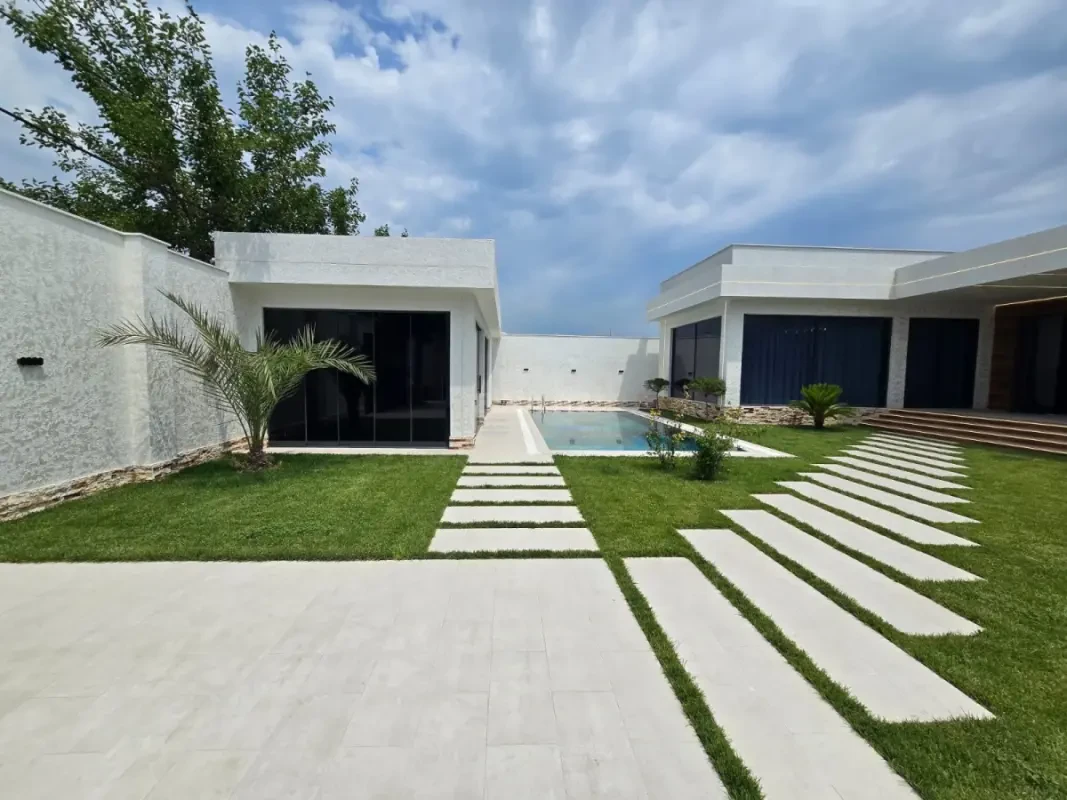 Satılır 5 otaqlı həyət evi 250 m²