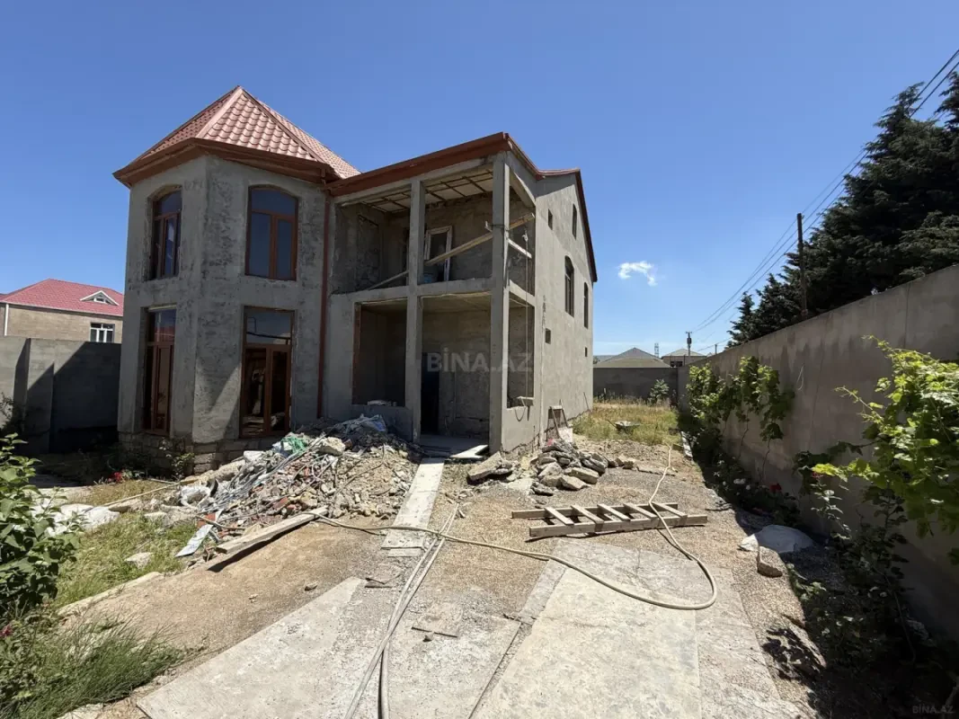 Satılır 5 otaqlı həyət evi 240 m²