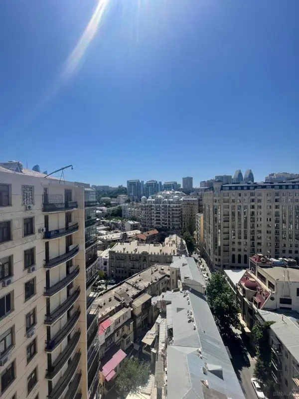 Satılır 4 otaqlı mənzil 230 m²