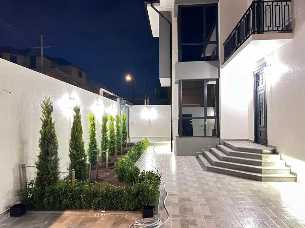 Satılır 5 otaqlı həyət evi 210 m²