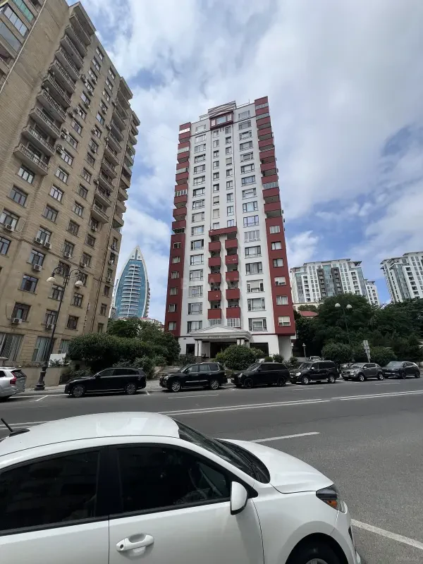 Satılır 4 otaqlı mənzil 112 m²