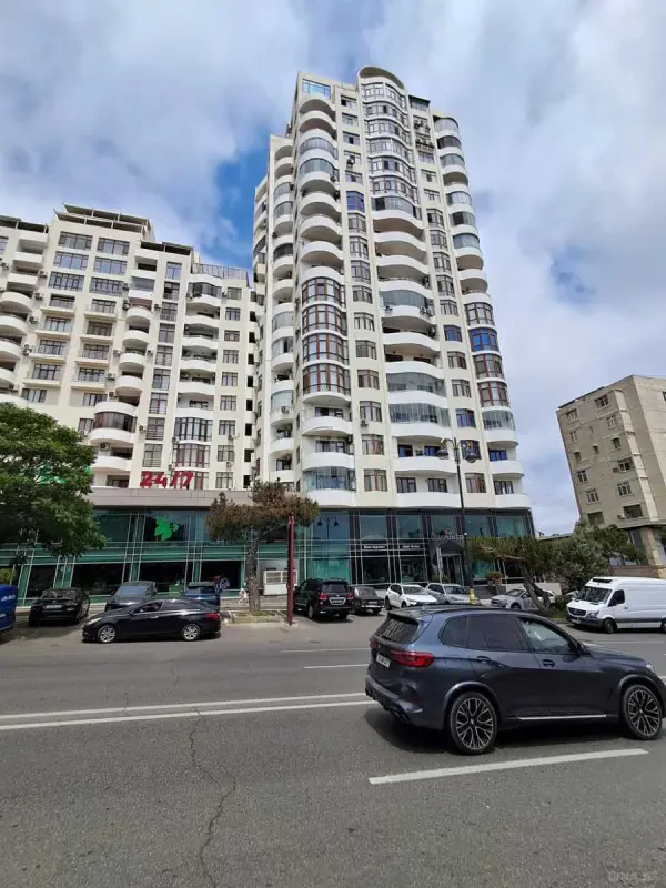 Satılır 4 otaqlı mənzil 166 m²