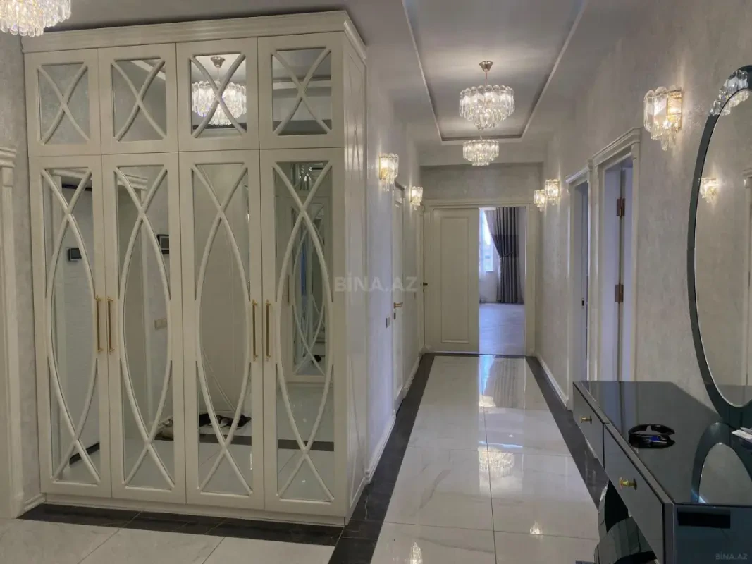 Satılır 4 otaqlı mənzil 181 m²