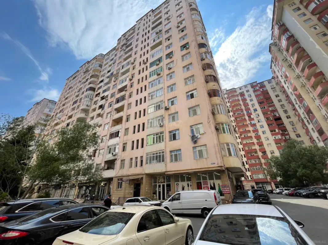 Satılır 4 otaqlı mənzil 135 m²