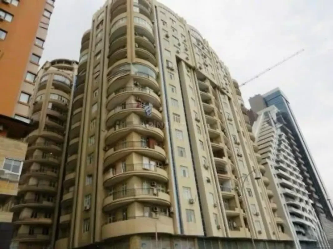 Satılır 4 otaqlı mənzil 175 m²
