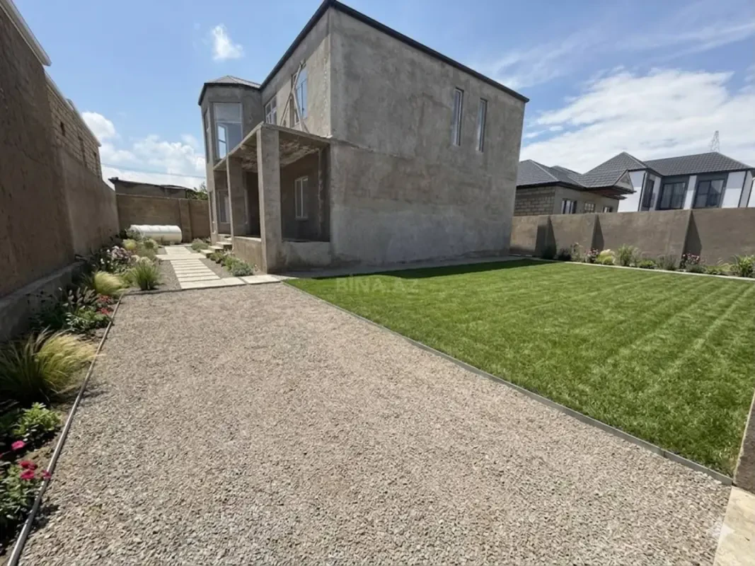 Satılır 5 otaqlı həyət evi 240 m²