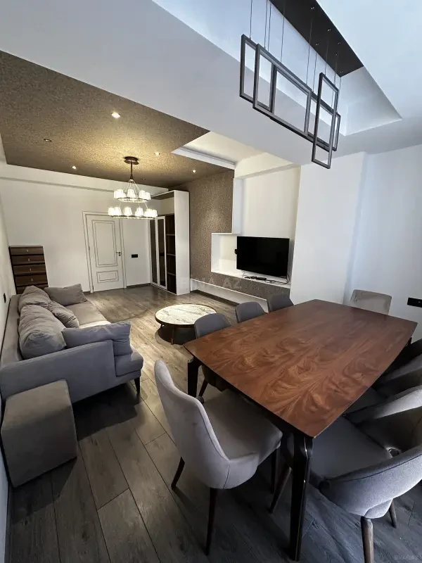 Satılır 4 otaqlı mənzil 140.6 m²