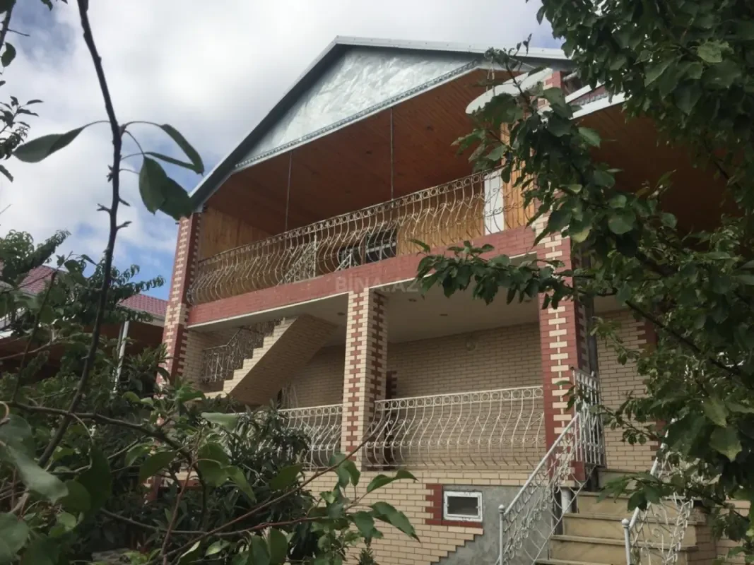 Satılır 7 otaqlı həyət evi 200 m²