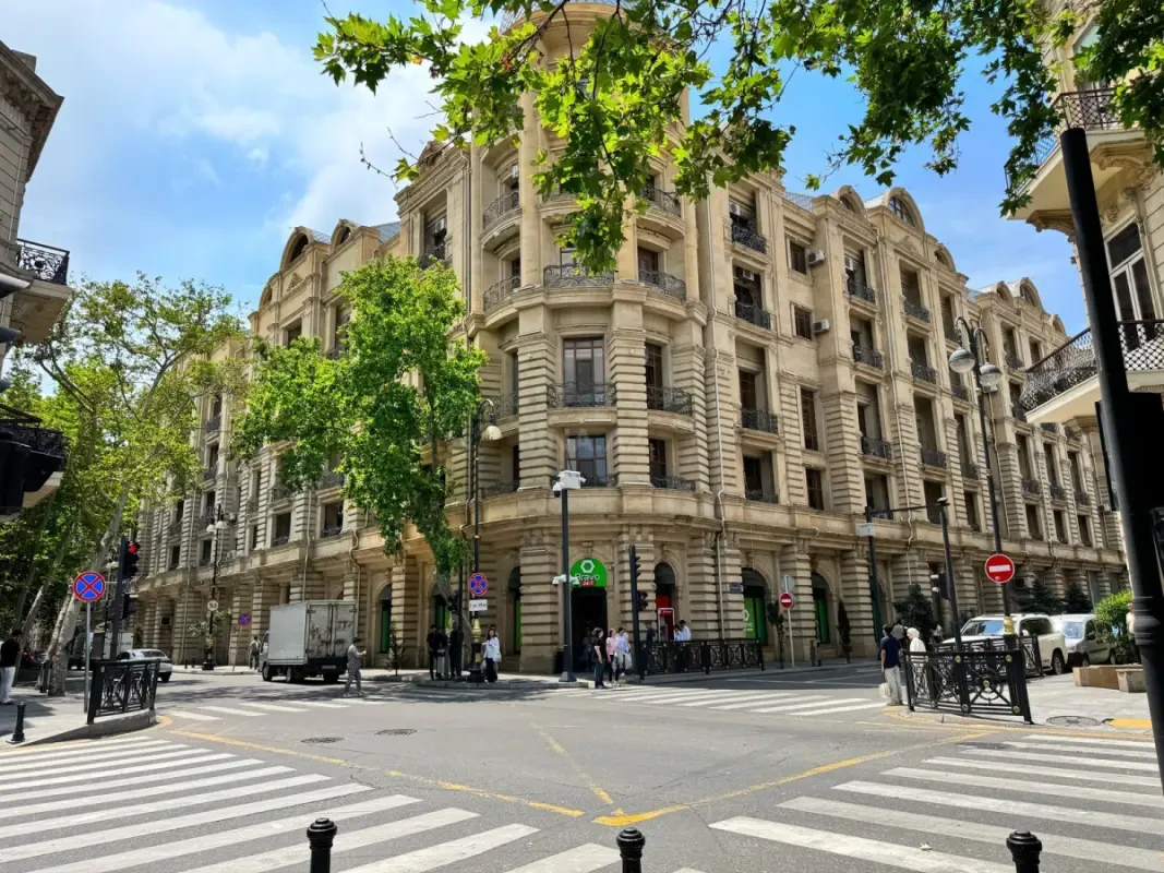 Satılır 3 otaqlı mənzil 160 m²