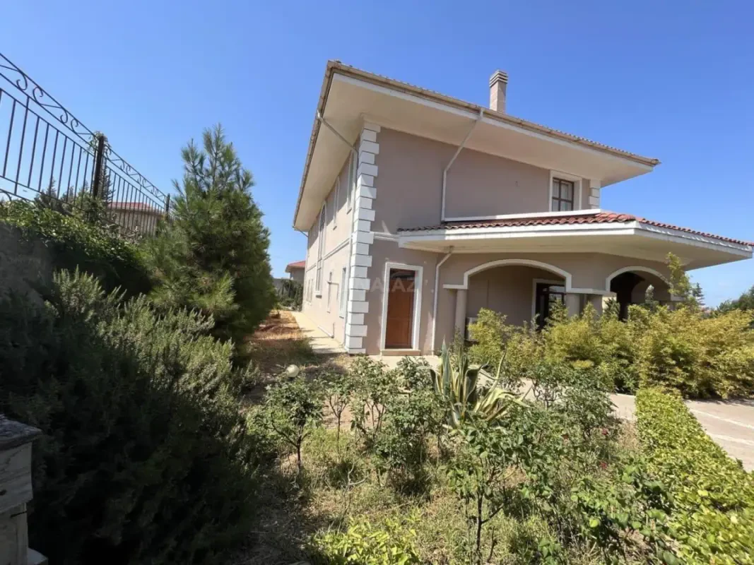 Satılır 5 otaqlı həyət evi 300 m²