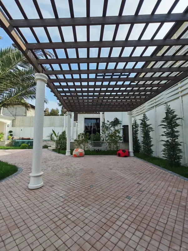 Satılır 5 otaqlı həyət evi 240 m²