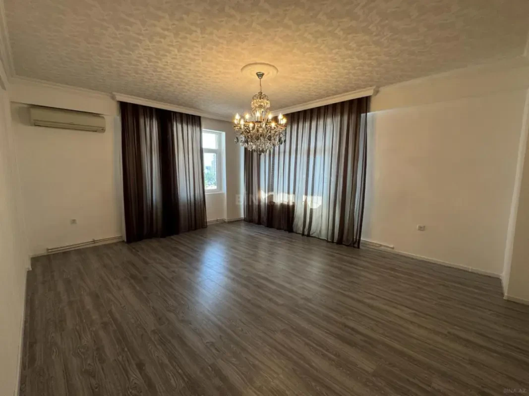 Satılır 4 otaqlı mənzil 135 m²