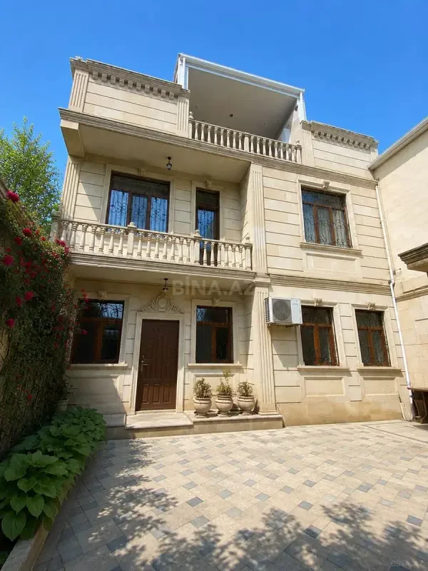 Satılır 6 otaqlı həyət evi 240 m²