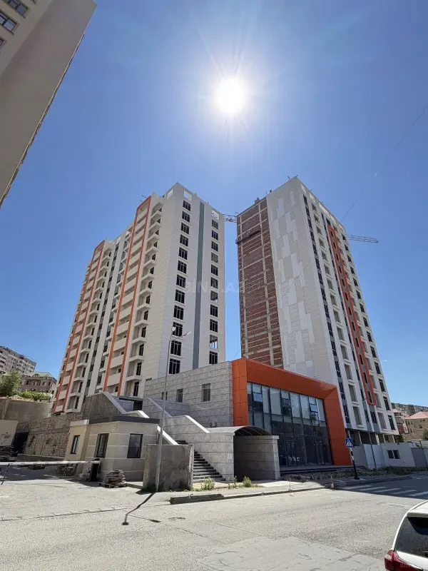 Satılır 2 otaqlı mənzil 82.2 m²