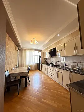 Kirayə verilir 3 otaqlı mənzil 130 m² — Bakı 3 otaq 130.00 m²