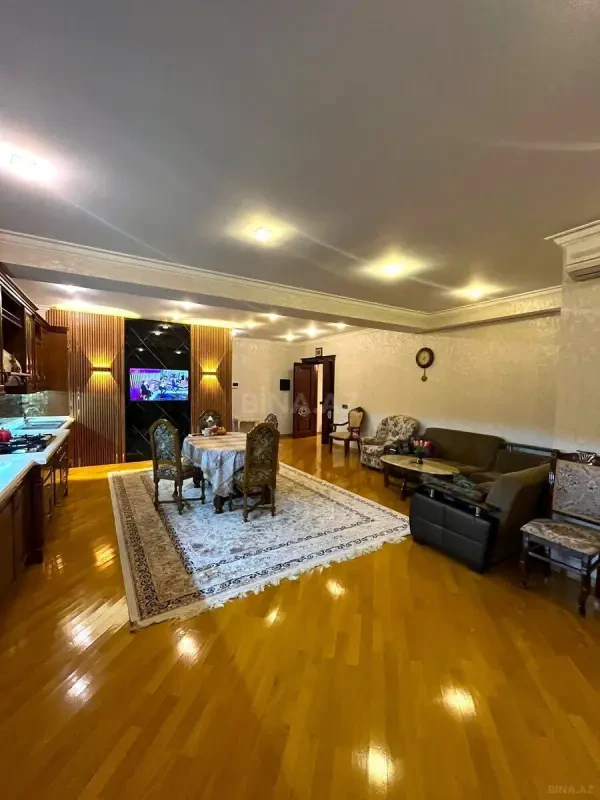 Satılır 4 otaqlı mənzil 235 m²
