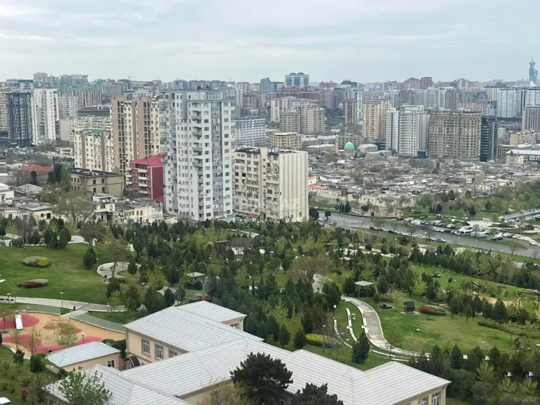 Satılır 4 otaqlı mənzil 181 m²
