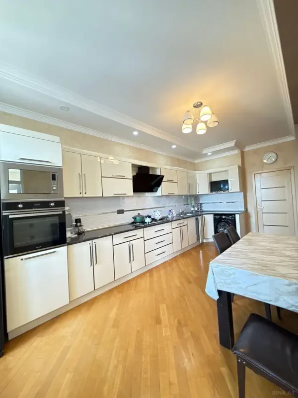 Kirayə verilir 3 otaqlı mənzil 135 m²