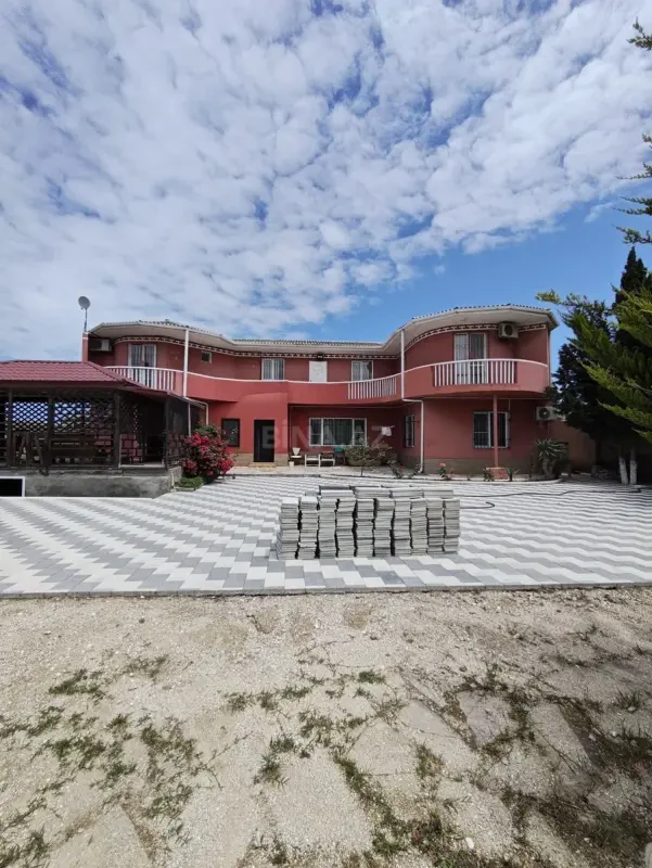 Satılır 6 otaqlı həyət evi 247 m²