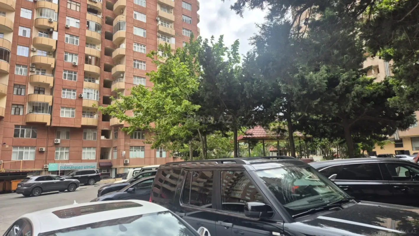 Satılır 8 otaqlı mənzil 600 m²