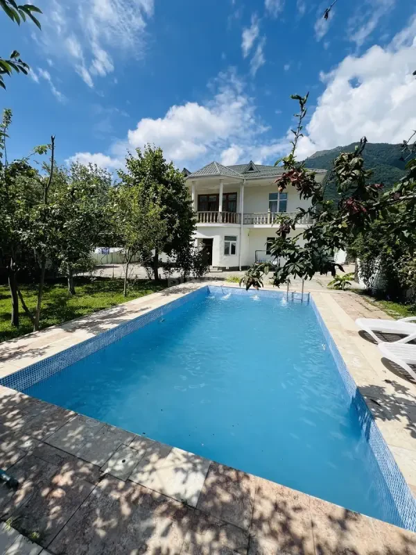 Kirayə verilir 10 otaqlı həyət evi 350 m²