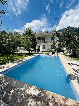Kirayə verilir 10 otaqlı həyət evi 350 m² — Qax 10 otaq 350.00 m²