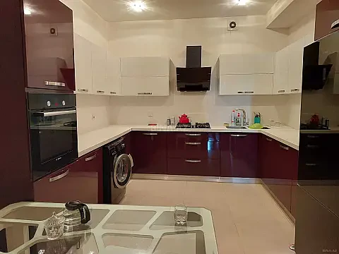 Kirayə verilir 3 otaqlı mənzil 120 m² — Bakı, Memar Əcəmi yanı 3 otaq 120.00 m²