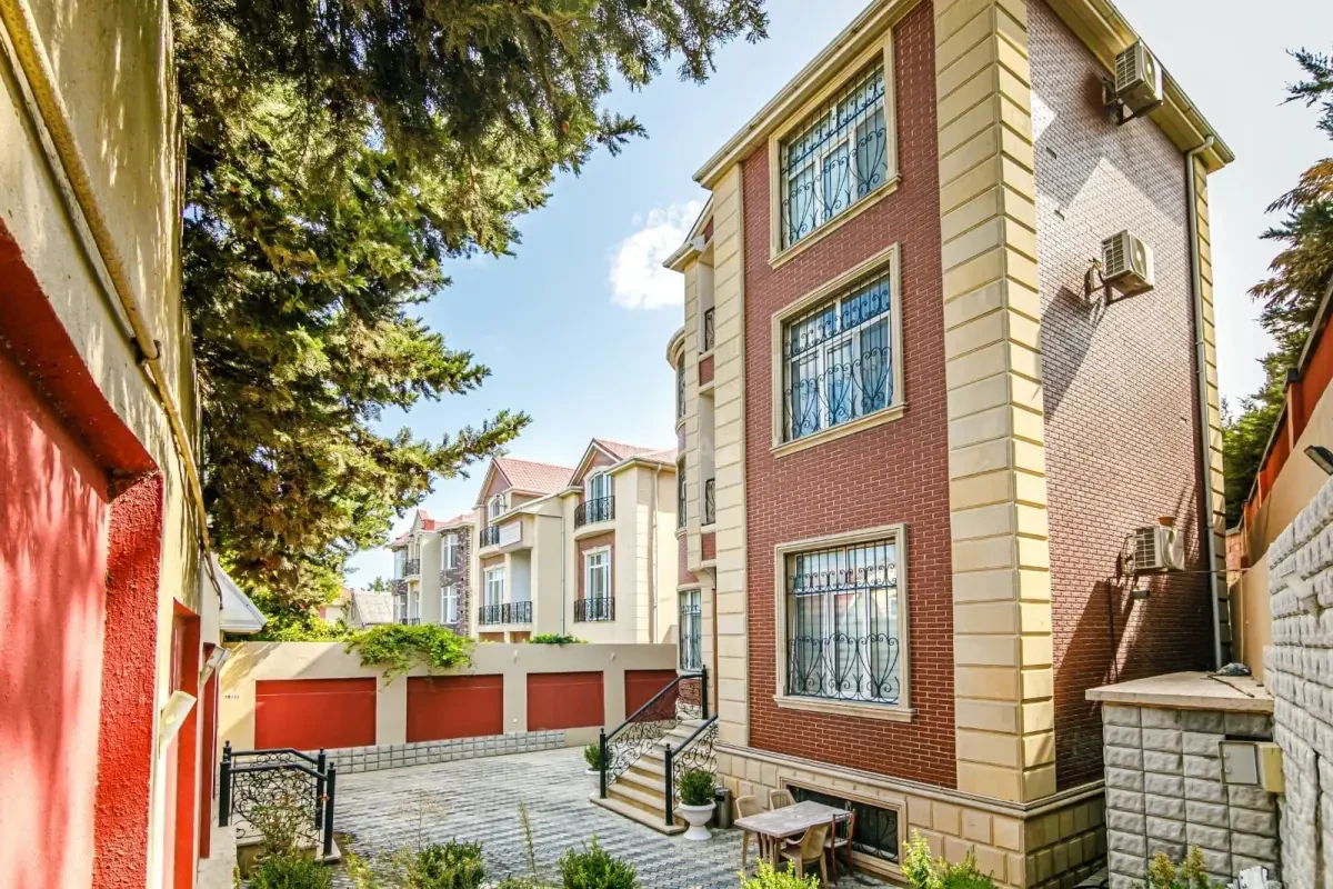 Kirayə verilir 8 otaqlı həyət evi 2000 m²