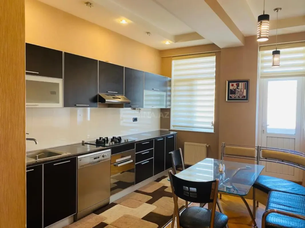 Kirayə verilir 3 otaqlı mənzil 160 m²