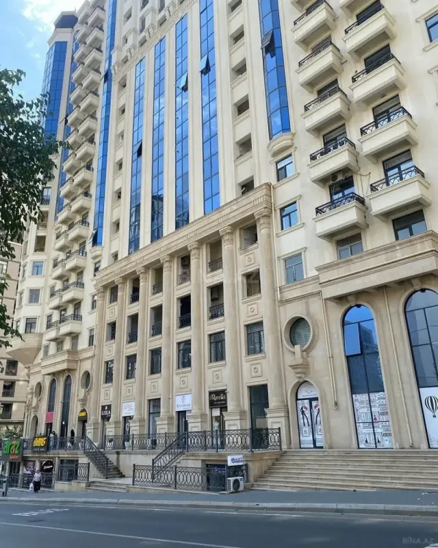 Satılır 4 otaqlı mənzil 206 m²