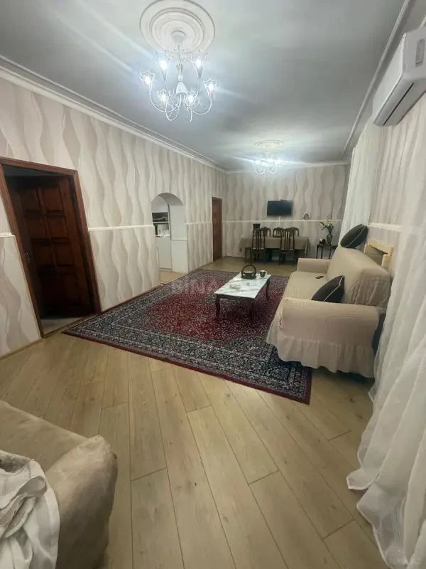 Satılır 6 otaqlı həyət evi 300 m²