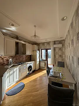Kirayə verilir 4 otaqlı mənzil 160 m² — Bakı, İnşaatçılar 4 otaq 160.00 m²
