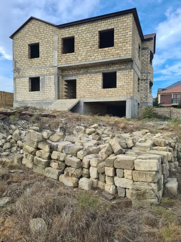 Satılır 5 otaqlı həyət evi 300 m²