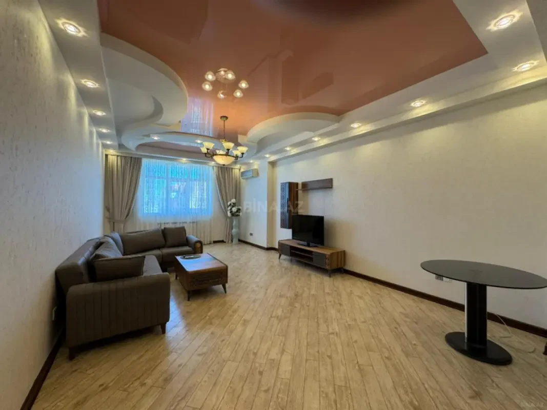 Kirayə verilir 7 otaqlı mənzil 230 m²