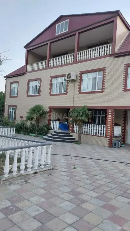 Kirayə verilir 7 otaqlı mənzil 1000 m²