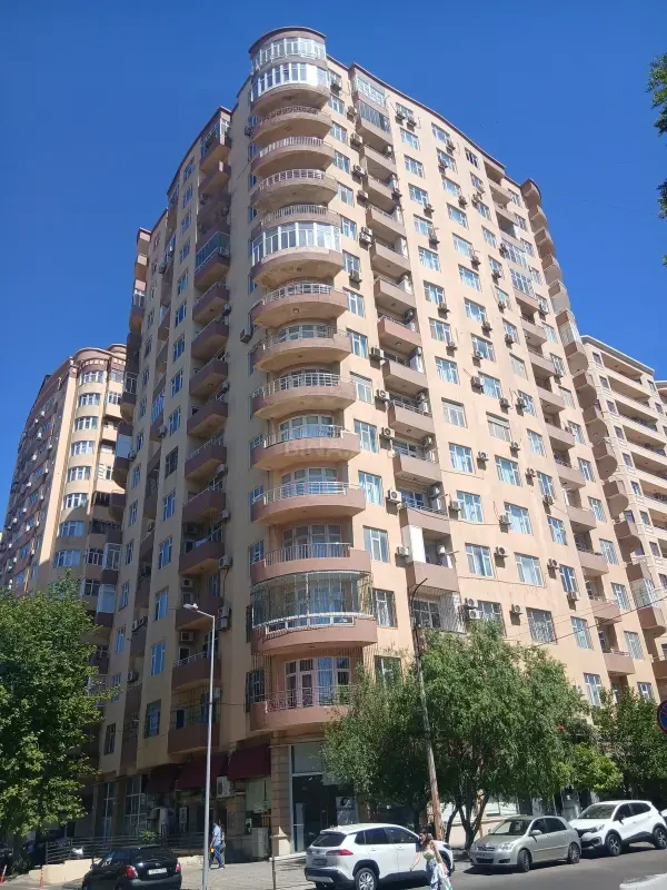 Satılır 4 otaqlı mənzil 171 m²