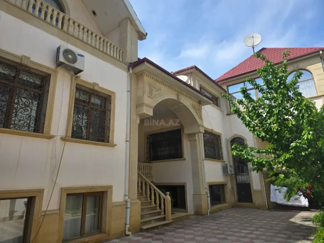 Satılır 10 otaqlı həyət evi 850 m²