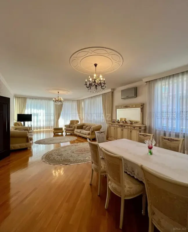 Satılır 3 otaqlı mənzil 135 m²