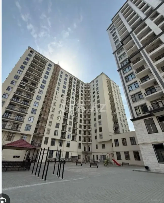 Satılır 4 otaqlı mənzil 245 m²