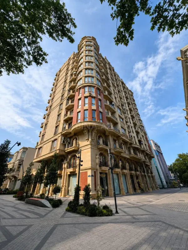 Satılır 4 otaqlı mənzil 204 m²