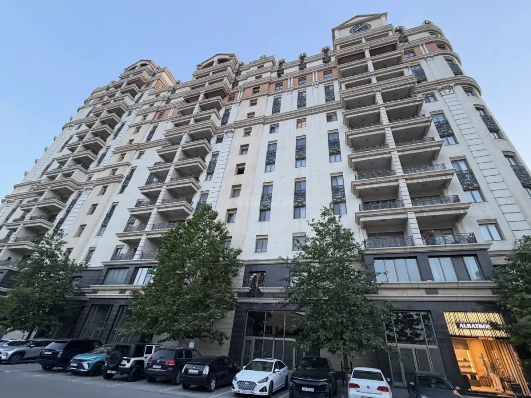 Satılır 5 otaqlı mənzil 280 m²