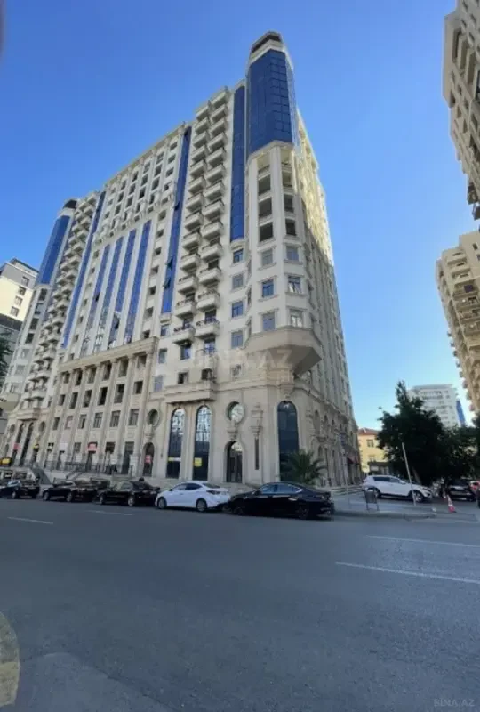 Satılır 4 otaqlı mənzil 242 m²
