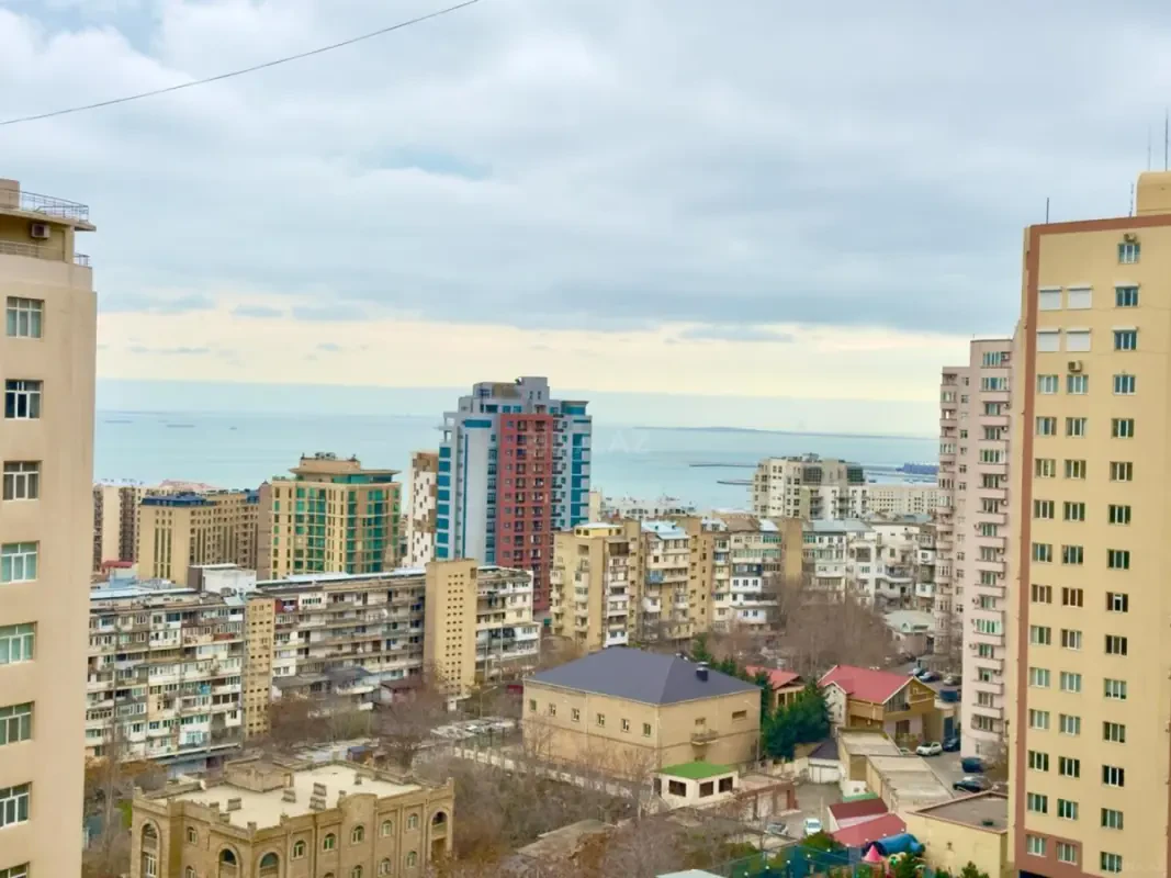 Satılır 4 otaqlı mənzil 163 m²