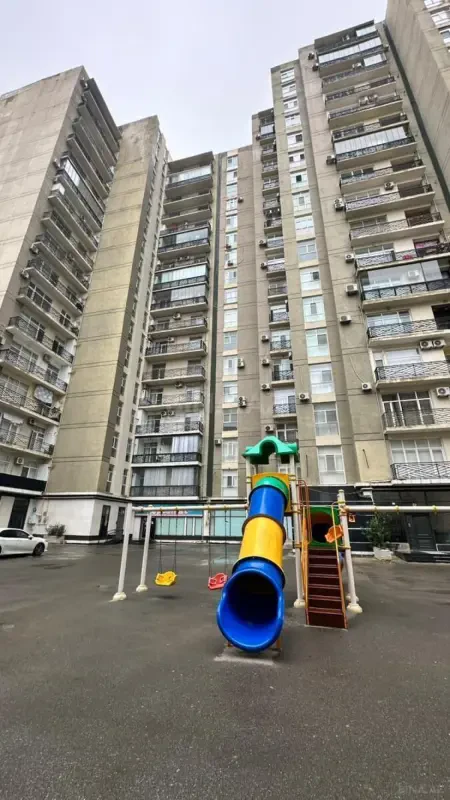 Satılır 4 otaqlı mənzil 180 m²