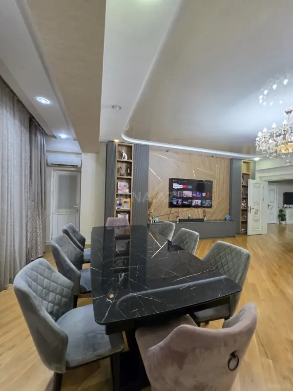 Satılır 3 otaqlı mənzil 175 m²