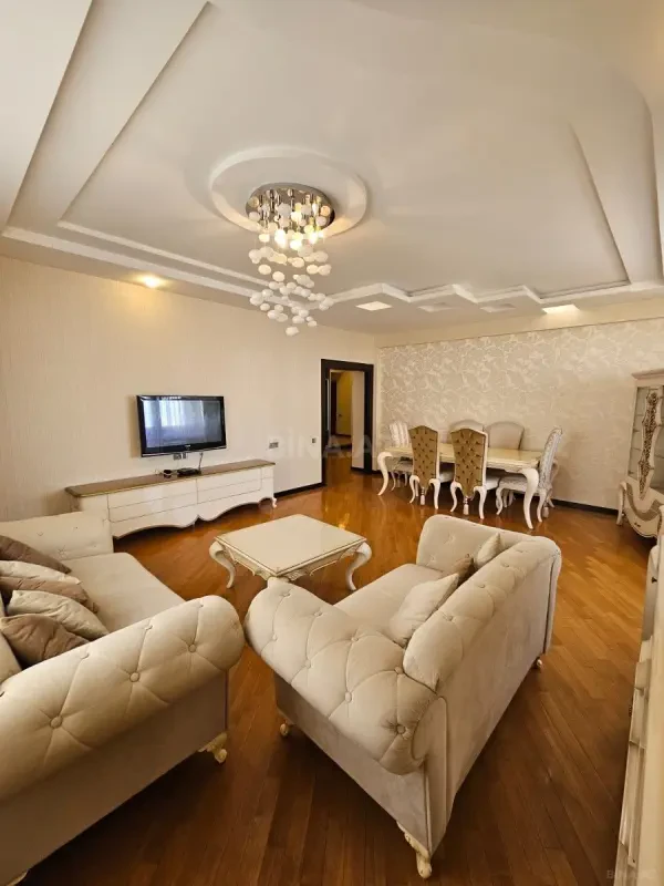Kirayə verilir 3 otaqlı mənzil 140 m²